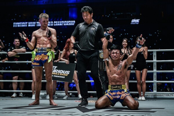 An emotional Rodtang Jitmuangnon drops to his knees as World Champion in Manila.