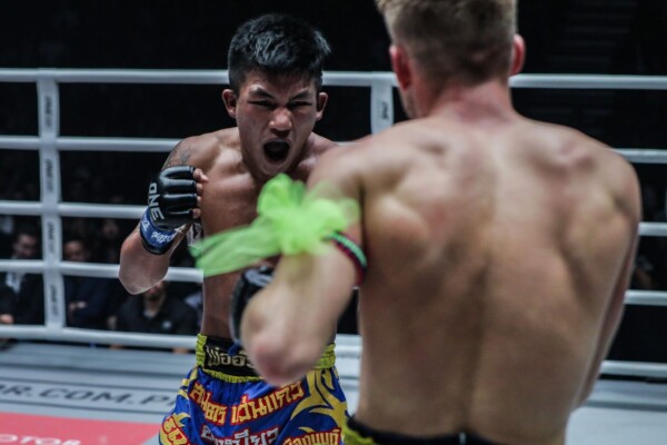 Rodtang "The Iron Man" Jitmuangnon calls on his rival in their Muay Thai World Title bout in Manila.