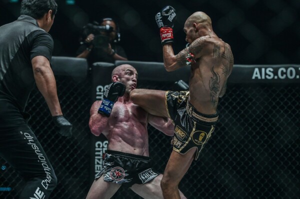 Samy Sana's kick turns into a giant knee strike on Dzhabar Askerov