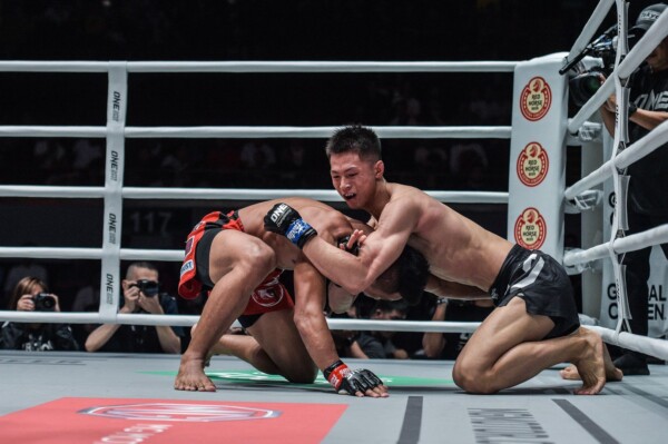 Chinese martial artist Xie Bin goes for a D'Arce choke on Edward Kelly