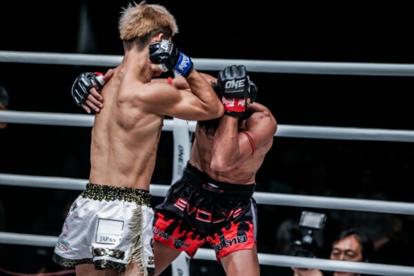 Momotaro throws the straight elbow to Singtongnoi's head