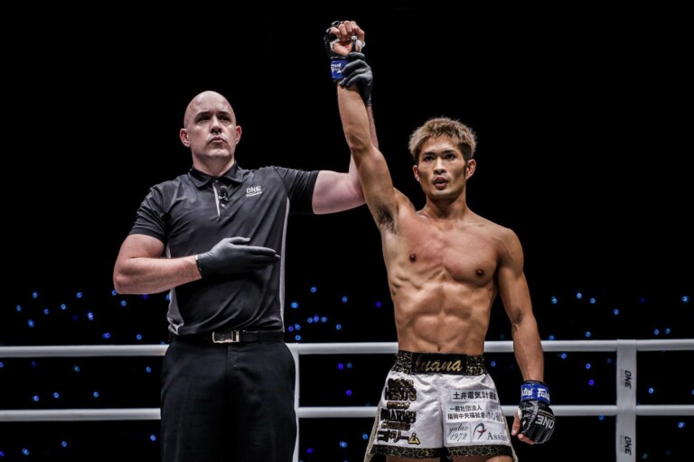 Kohei "Momotaro" Kodera celebrates his win against Singtongnoi Por Telakun