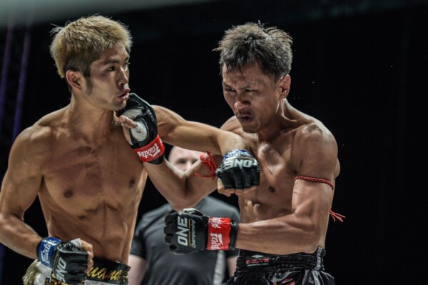 Kohei Momotaro Kodera defeats Singtongnoi Por Telakun at ONE IMMORTAL TRIUMPH YK 8068 600x399