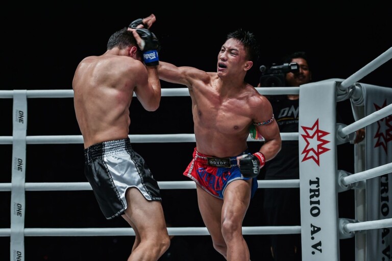 Muay Thai fighter Mongkolpetch Petchyindee Academy throws a cross