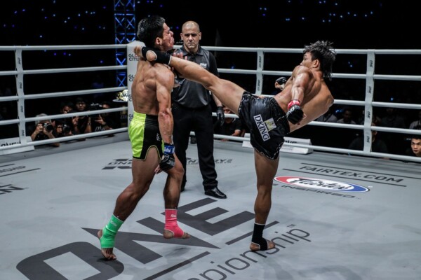 Nguyen Tran Duy Nhat cracks Azwan Che Wil with a head kick