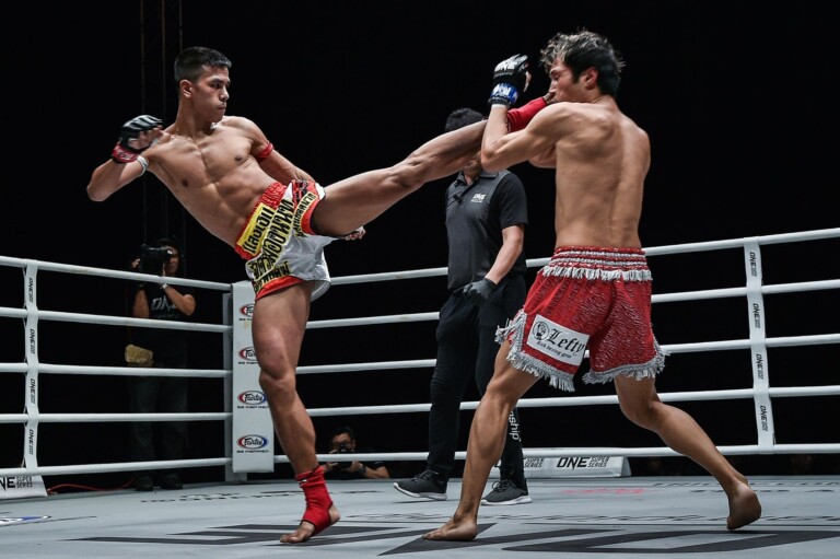 Muay Thai star Panpayak Jitmuangnon nails a head kick