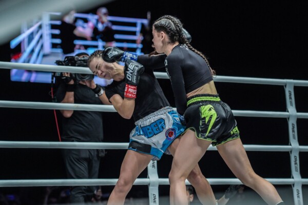 Viktoria Lipianska defeats Amber Kitchen AT ONE IMMORTAL TRIUMPHYK 7762 600x399