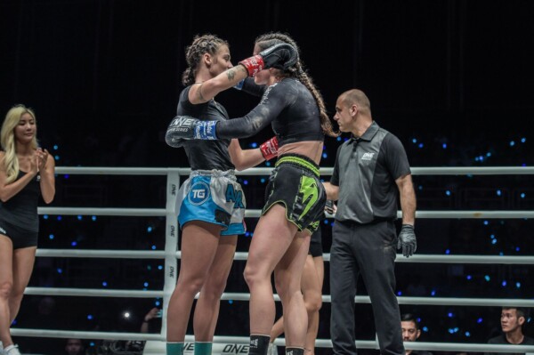Viktoria Lipianska defeats Amber Kitchen AT ONE IMMORTAL TRIUMPHYK 8012 600x399