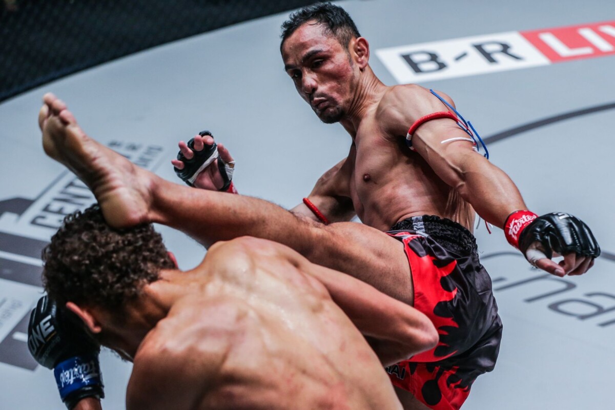 Sam-A GaiyanghadaoSam-A Gaiyanghadao kicks his opponent in the head