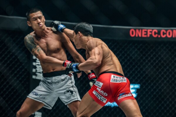 Yoon Chang Min defeats Phoe Thaw at ONE CENTURY