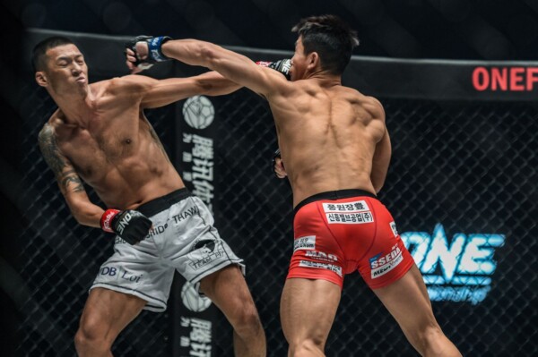 Yoon Chang Min defeats Phoe Thaw at ONE CENTURY YK 6882 600x399