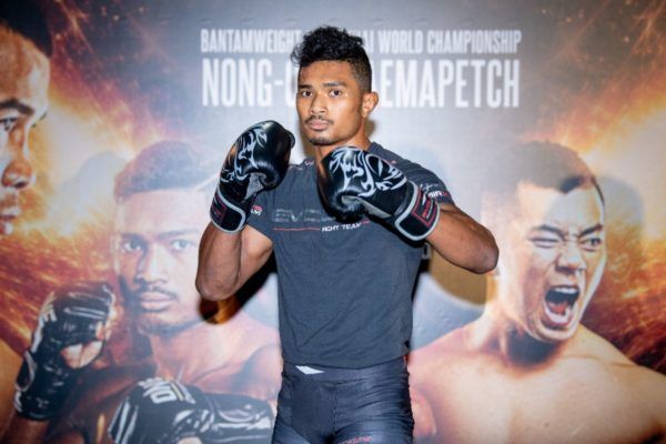 Amir Khan at ONE EDGE OF GREATNESS open workout BBB_6418 600x400