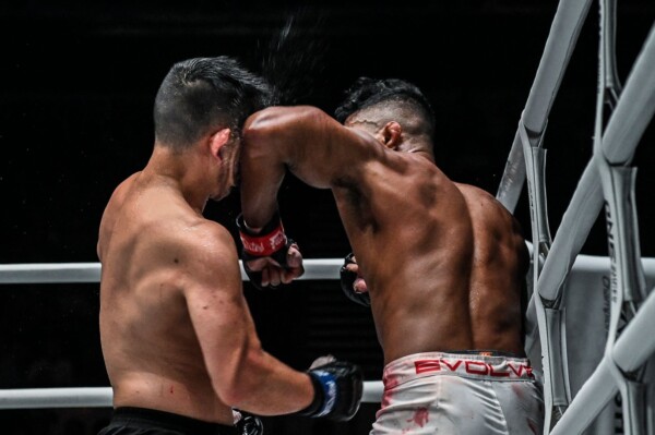 Amir Khan defeats Ev Ting at ONE EDGE OF GREATNESS YKZ_0678 600x399