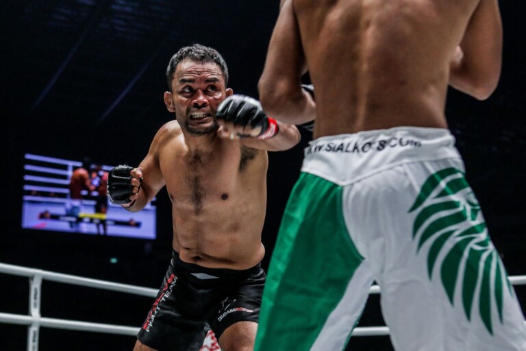 Dejdamrong Sor Amnuaysirichoke goes forward with the jab