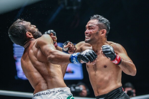 Dejdamrong Sor Amnuaysirichoke defeats Muhammad Imran at ONE EDGE OF GREATNESS DW VID_1438 600x400