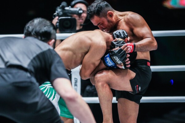 Dejdamrong Sor Amnuaysirichoke defeats Muhammad Imran at ONE EDGE OF GREATNESS DW VID_1459 600x400