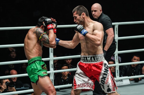 Russia's Jamal Yusupov knocks out Yodsanklai in November 2019