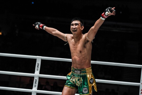 Thailand's Petchmorakot Petchyindee Academy celebrates his victory over Charlie Peters in November 2019