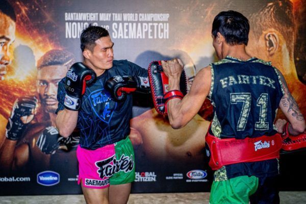 Saemapetch Fairtex at ONE EDGE OF GREATNESS open workout AAA_9142 600x400