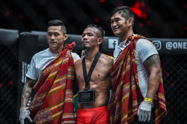 Tial Thang poses with his teammates and World Champions Aung La N Sang and Martin Nguyen