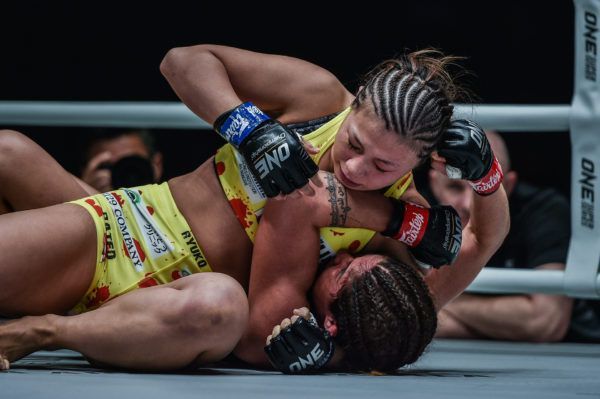Japanese contender Ayaka Miura submits Brazilian athlete Maira Mazar with a scarfhold Americana