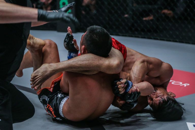 The Philippines' own Lito Adiwang battles Thailand's Pongsiri Mitsatit