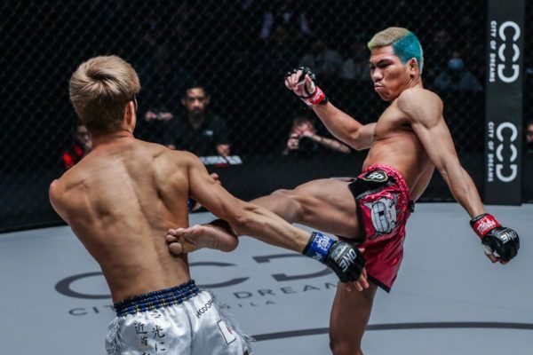 Former ONE Flyweight Kickboxing World Champion Petchdam Petchyindee Academy whips a body kick at Momotaro