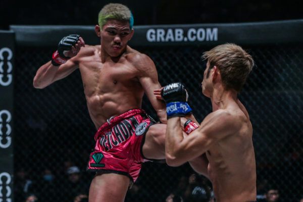 Thai superstar Petchdam Petchyindee Academy cracks Momotaro with a left roundhouse kick