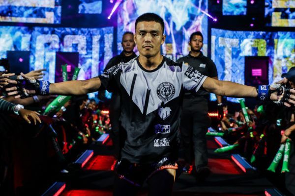 Pongsiri Mitsatit enters the Mall Of Asia Arena
