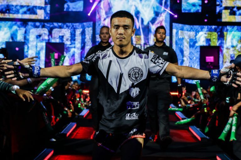 Pongsiri Mitsatit enters the Mall Of Asia Arena
