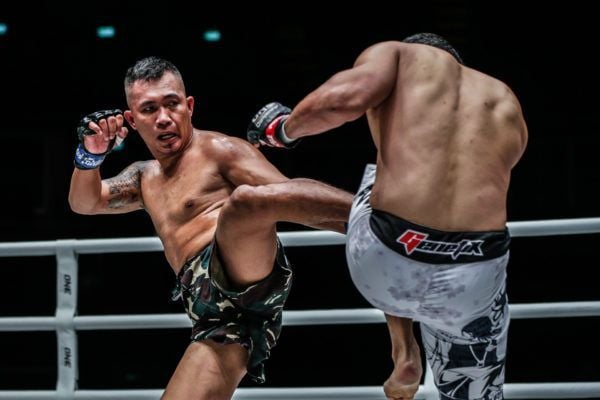Filipino striker Roel Rosauro kicks Yohan Mulia Legowo