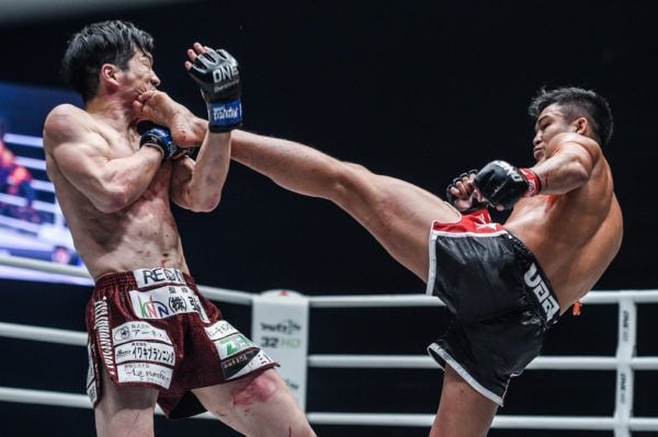 Sangmanee Sathian MuayThai smashes Kenta Yamada with a kick to the face
