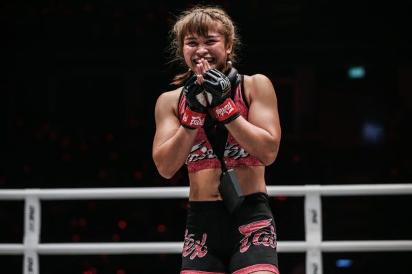 Stamp Fairtex thanks the fans after her win against Puja Tomar