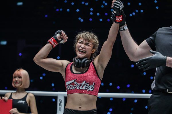 Stamp Fairtex celebrates her win against Puja Tomar in Bangkok