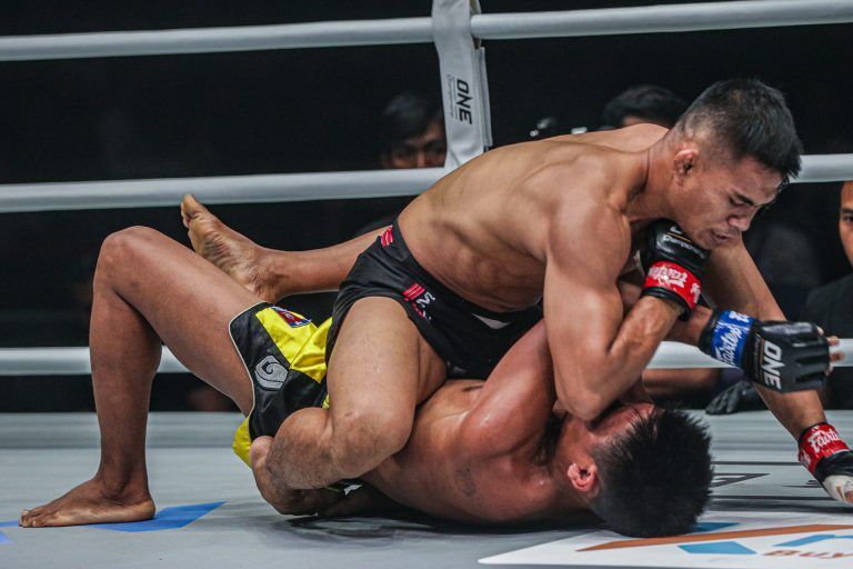 Eko Roni Saputra attacks Khon Sichan ONE WARRIOR'S CODE