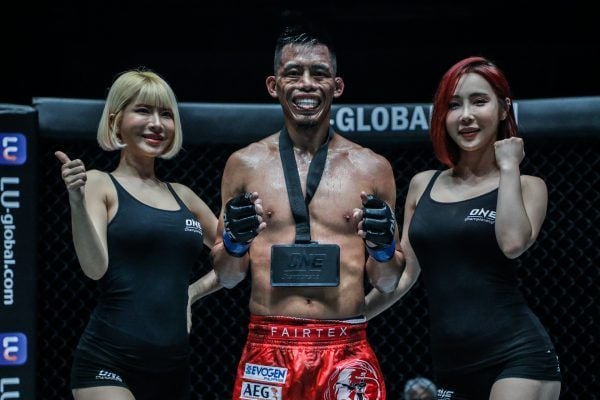 Honorio Banario celebrates his win against Shanon Wiratchai