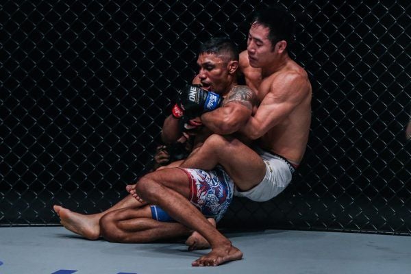 'From MMAShredded' Jeff Chan locks up the rear-naked choke in hi ONE debut
