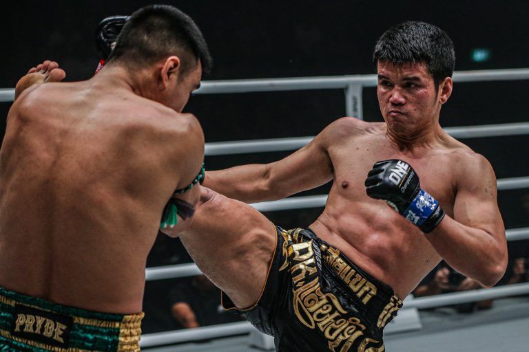 Muay Thai fighter Pongsiri PK.Saenchai Muaythaigym throws a kick at Petchmorakot in his ONE debut