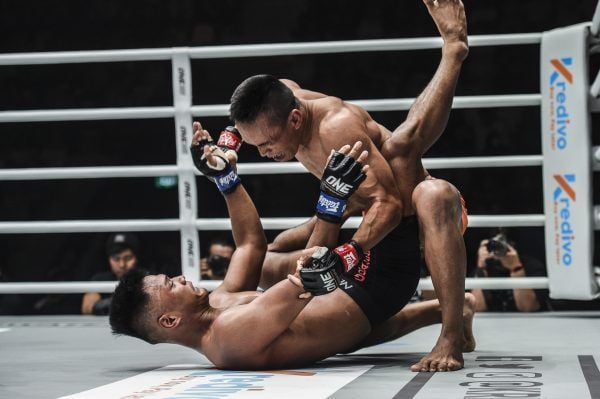 "The Terminator" Sunoto puts his rival on the ground