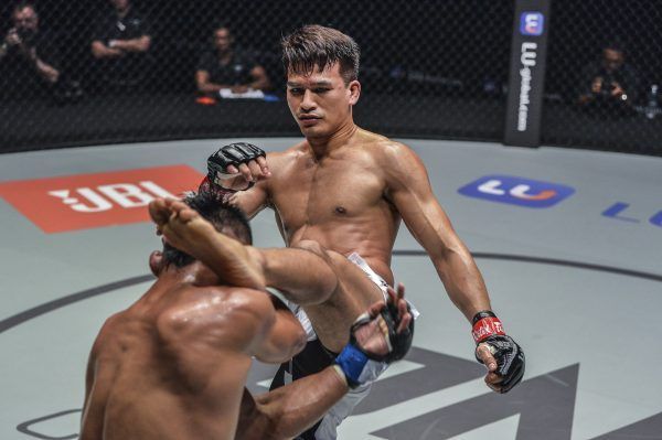 Shannon Wiratchai kicks Honorio Banario in the head