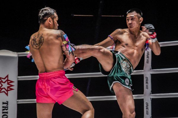 Petchmorakot Petchyindee Academy lands his right roundhouse kick