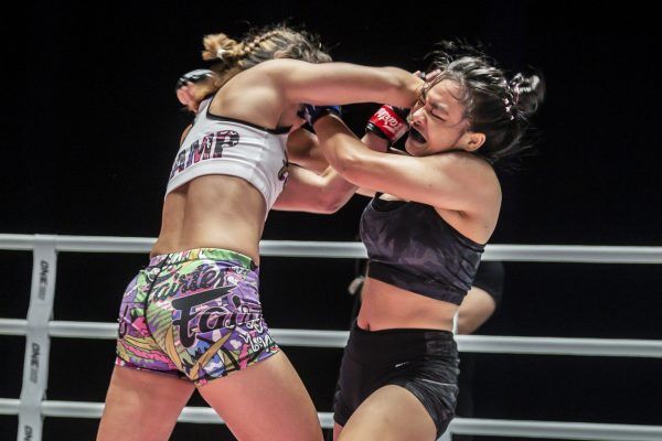 Thai superstar Stamp Fairtex elbows Sunisa Srisen in the face