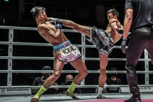 Panpayak Jitmuangnon throws a high kick