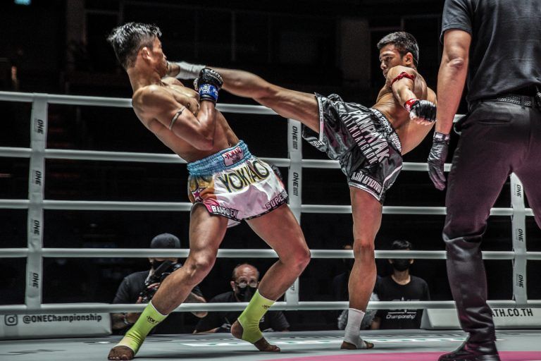 Panpayak Jitmuangnon throws a high kick