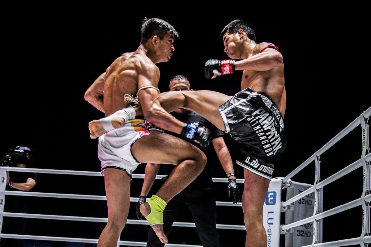 Superlek Kiatmoo9 catches Panpayak Jitmuangnon's leg