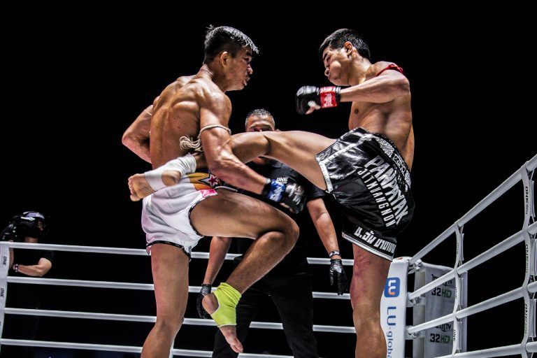 Superlek Kiatmoo9 catches Panpayak Jitmuangnon's leg