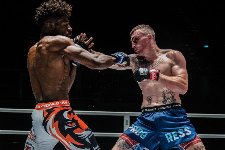 Ben Royle cracks Quitin Thomas with a punch