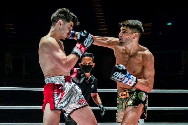 Mehdi Zatout stings Leo Pinto with a punch