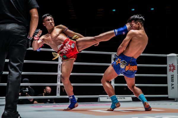 Muay Thai fighter Mongkolpetch Petchyindee Academy kicks Sok Thy in the head