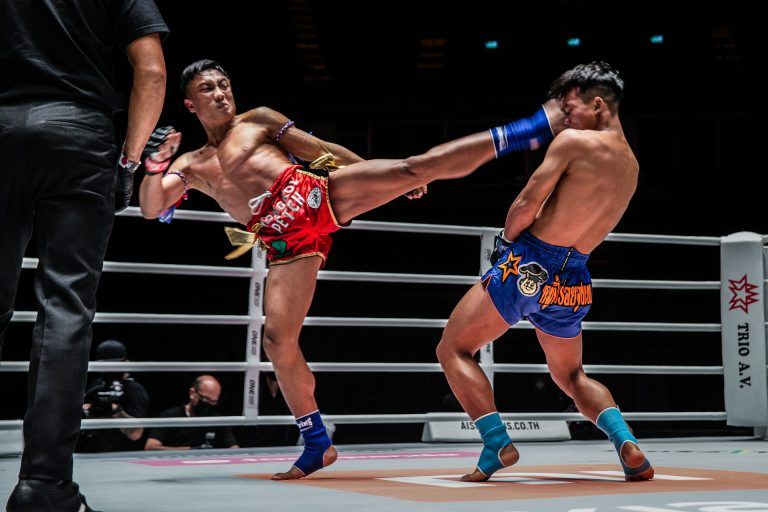 Muay Thai fighter Mongkolpetch Petchyindee Academy kicks Sok Thy in the head